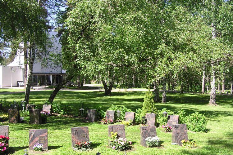 Keravan hautausmaa Siunauskappelin läheisyydestä kesällä.