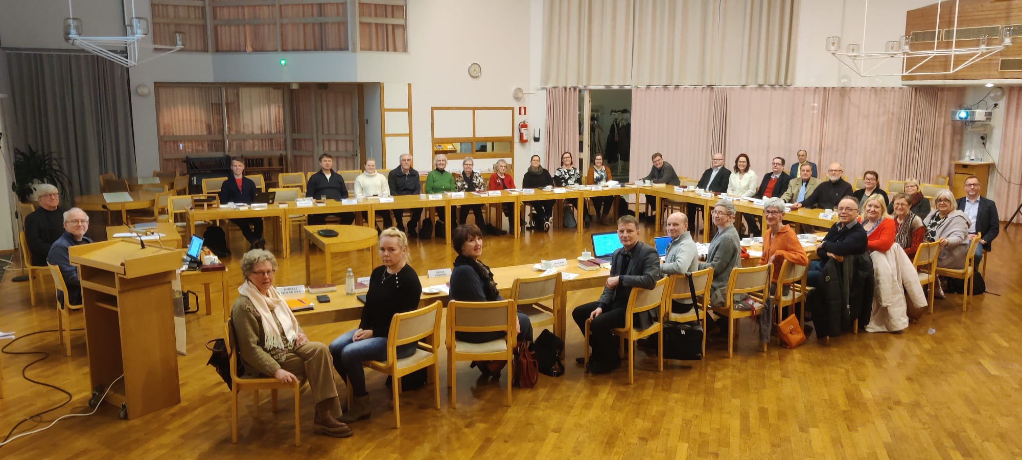 kirkkovaltuusto kokoontuneena seurakuntakeskuksen saliin.